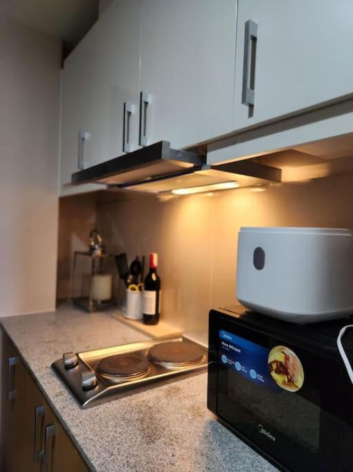 Luxestaysmnl Coastal Chic Netflx 380Mbps Pool Bgc Манила Экстерьер фото